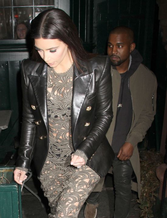 Kim Kardashian pokazała bieliznę na kolacji z Anną Wintour! Kim Kardashian pokazała bieliznę na kolacji z Anną Wintour!