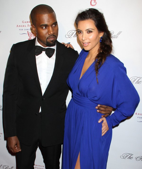 Szykowna Kim w kobaltowej sukni (FOTO) Szykowna Kim w kobaltowej sukni (FOTO)