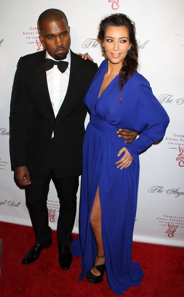 Szykowna Kim w kobaltowej sukni (FOTO) Szykowna Kim w kobaltowej sukni (FOTO)