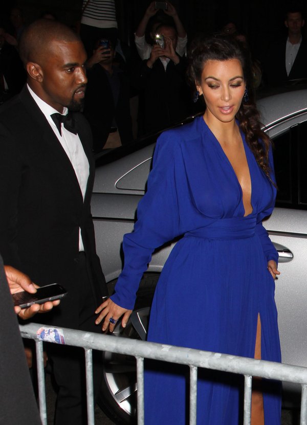 Szykowna Kim w kobaltowej sukni (FOTO) Szykowna Kim w kobaltowej sukni (FOTO)