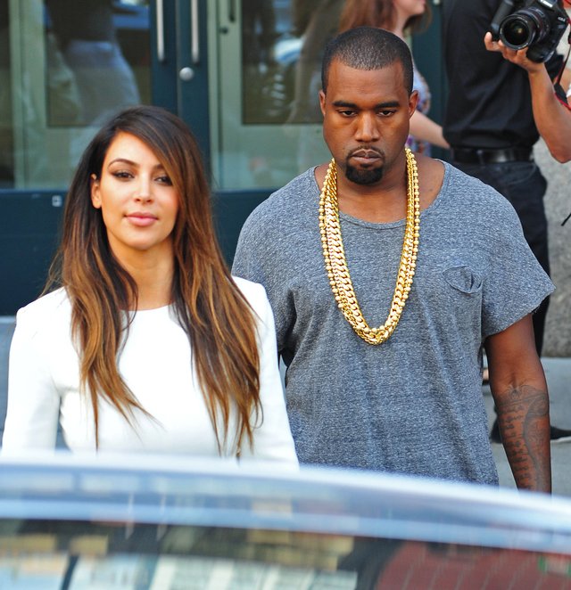 Jej ombre pasuje do jego złotych łańcuchów (FOTO)