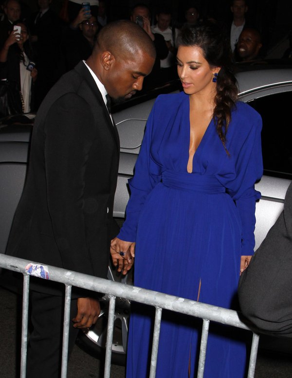 Szykowna Kim w kobaltowej sukni (FOTO)