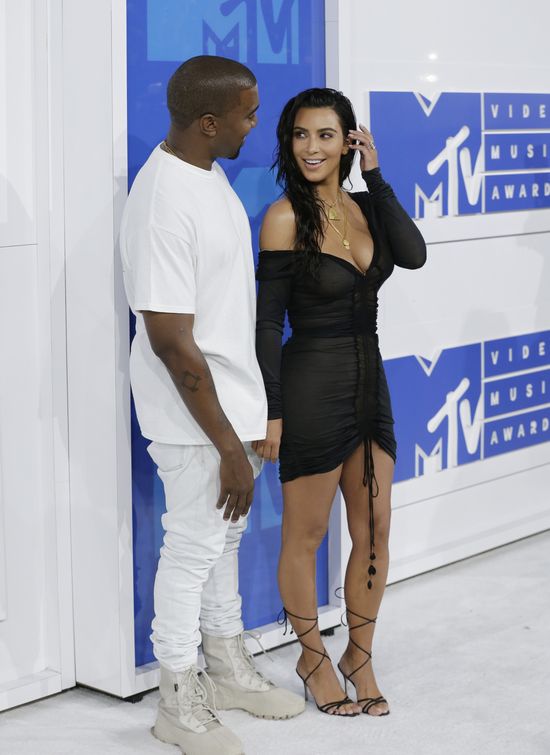 Kim Kardashian i Kanye West pokazali na ściancę, że nadal na siebie działają