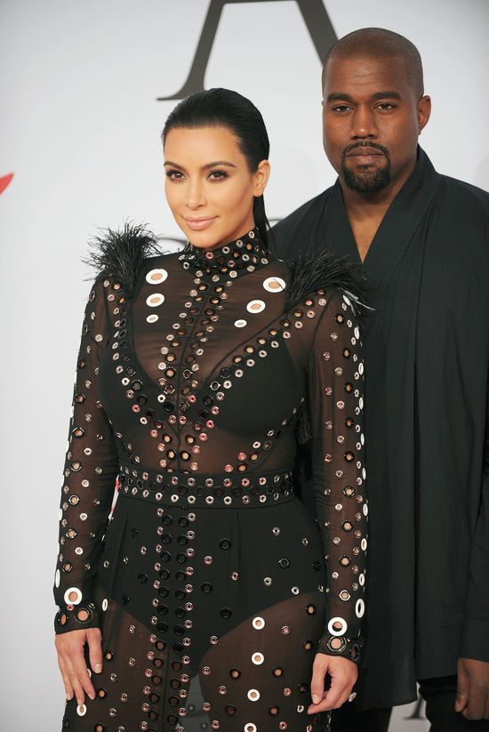 Kanye West stoi na straży wagi Kim Kardashian