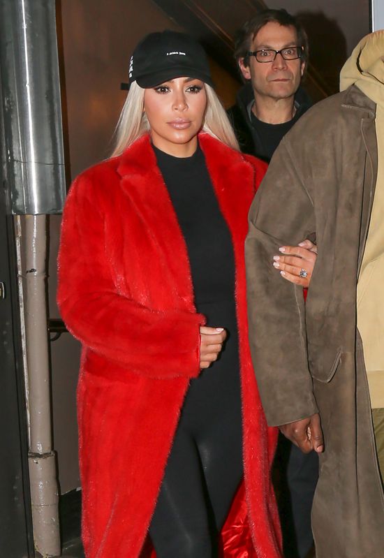 Ten moment, w którym Kim Kardashian przypina lalkę (FOTO)