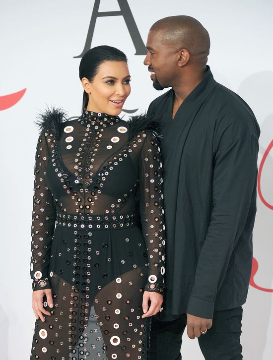  Kanye West stoi na straży wagi Kim Kardashian