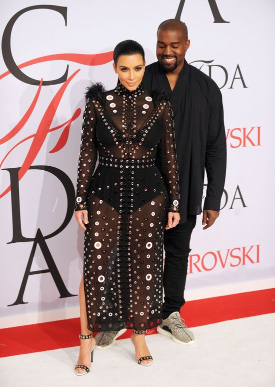  Kanye West stoi na straży wagi Kim Kardashian