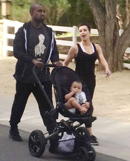 Kim Kardashian bez makijażu na spacerze z Nori i Kanye 