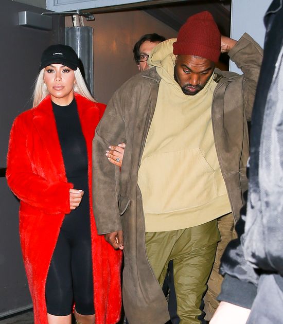 Ten moment, w którym Kim Kardashian przypina lalkę (FOTO)