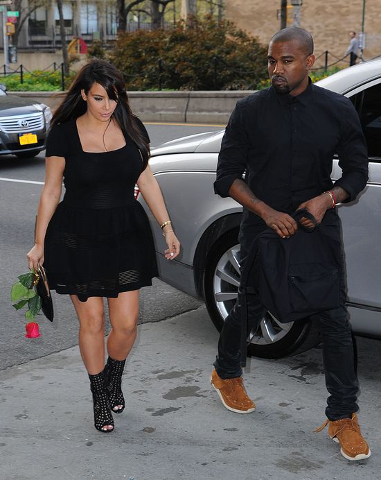  Kanye West stoi na straży wagi Kim Kardashian