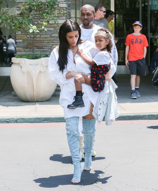 Kim Kardashian stała się bardzo WYRAFINOWANA w kwestii kontrolowania Kanye Kim Kardashian stała się bardzo WYRAFINOWANA w kwestii kontrolowania Kanye