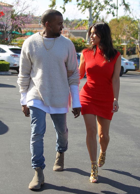 Kim Kardashian w bieliźnie korygującej na randce z Kanye Kim Kardashian w bieliźnie korygującej na randce z Kanye