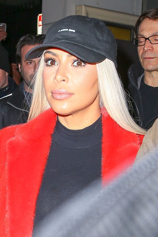 Ten moment, w którym Kim Kardashian przypina lalkę (FOTO)