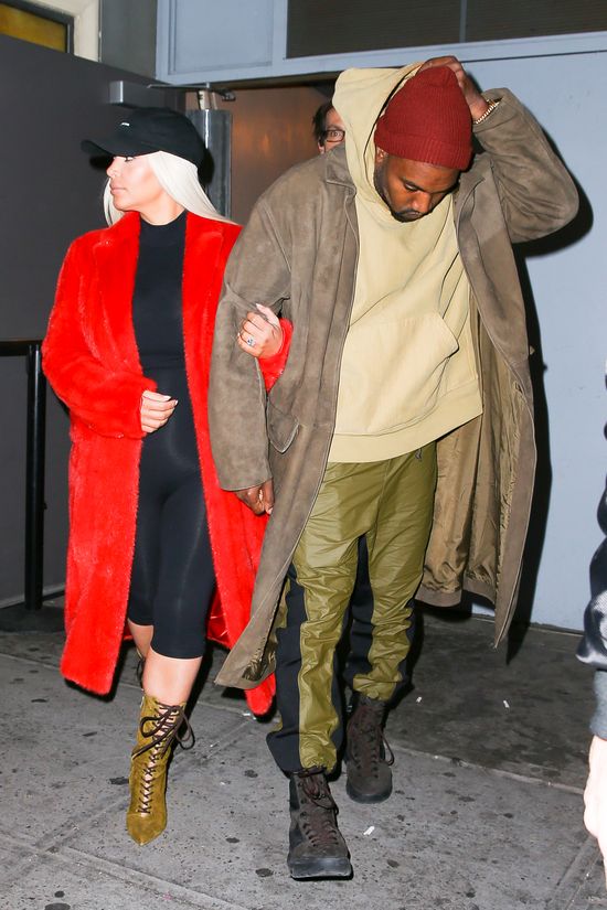 Ten moment, w którym Kim Kardashian przypina lalkę (FOTO)