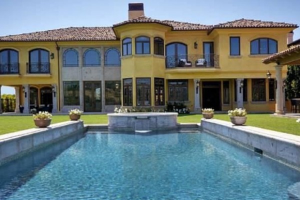 To ten dom Kimye doprowadzili do ruiny i chcę teraz sprzedać To ten dom Kimye doprowadzili do ruiny i chcę teraz sprzedać