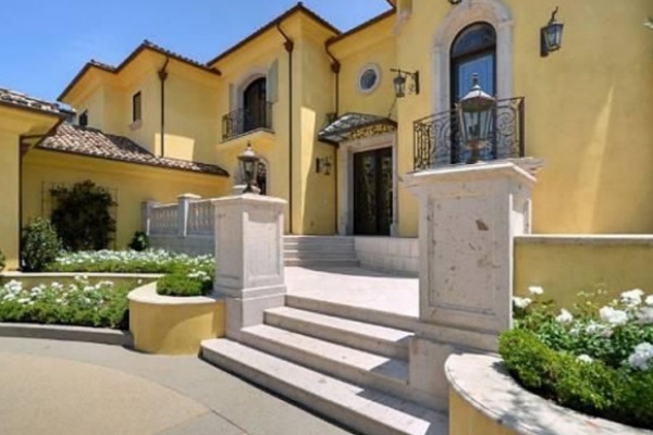 To ten dom Kimye doprowadzili do ruiny i chcę teraz sprzedać To ten dom Kimye doprowadzili do ruiny i chcę teraz sprzedać