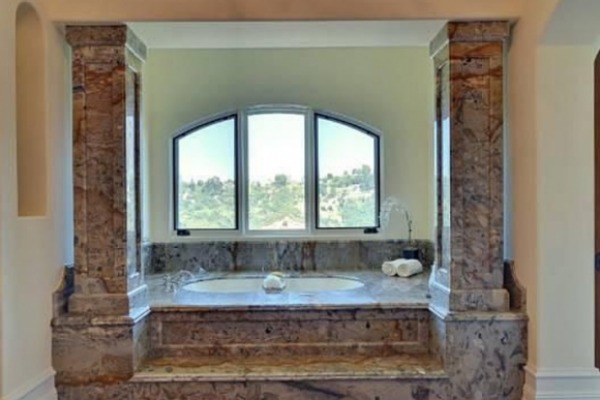 To ten dom Kimye doprowadzili do ruiny i chcę teraz sprzedać To ten dom Kimye doprowadzili do ruiny i chcę teraz sprzedać