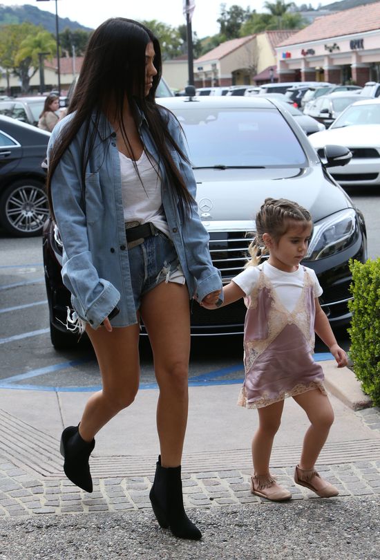 Ciężki dzień Kim. Przy starszej siostrze wygląda jak milion $ ... długu