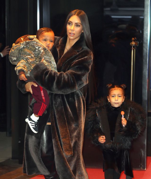 Kim Kardashian w futrze lansuje się w Nowym Jorku (FOTO)