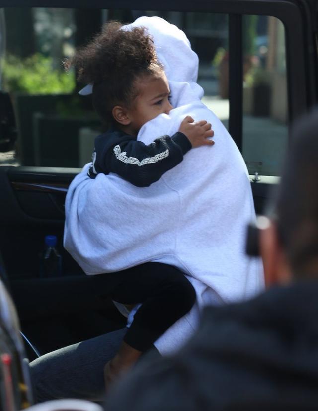 Zastraszona? Kim Kardashian JESZCZE NIGDY nie wyszła na ulicę w takim stroju