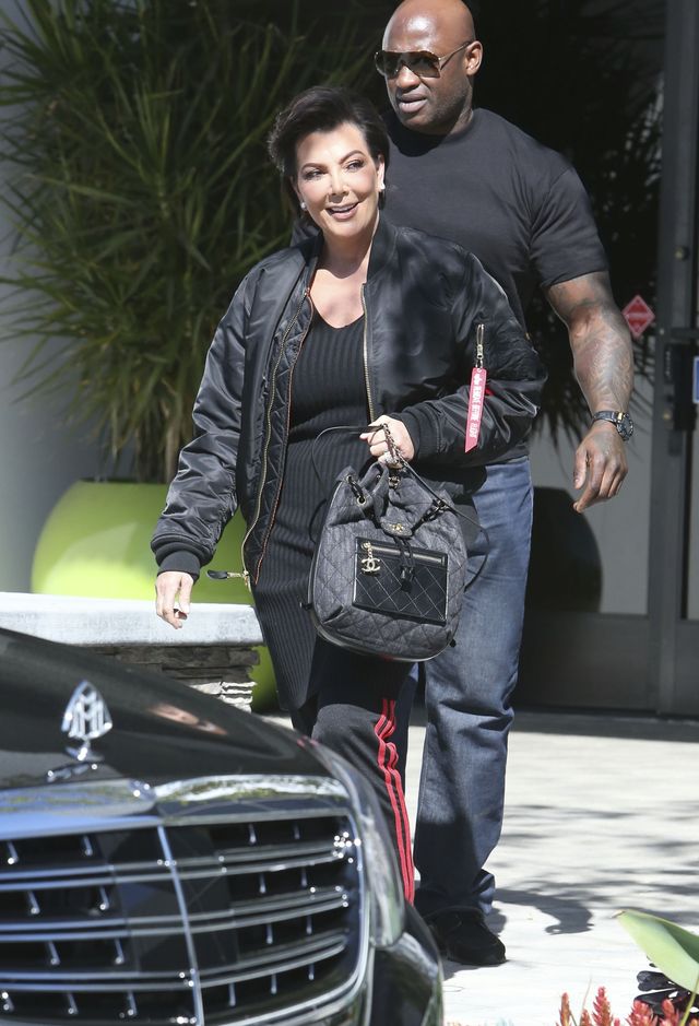 Ofiara mody w plastikowych kozakach i futrze - inni chodzą w T-shirtach (FOTO)