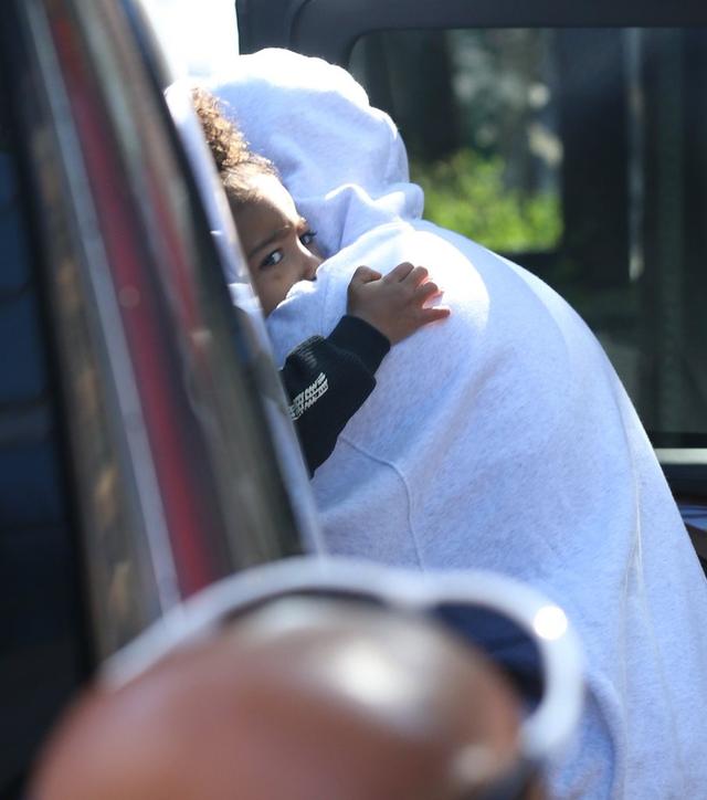 Zastraszona? Kim Kardashian JESZCZE NIGDY nie wyszła na ulicę w takim stroju