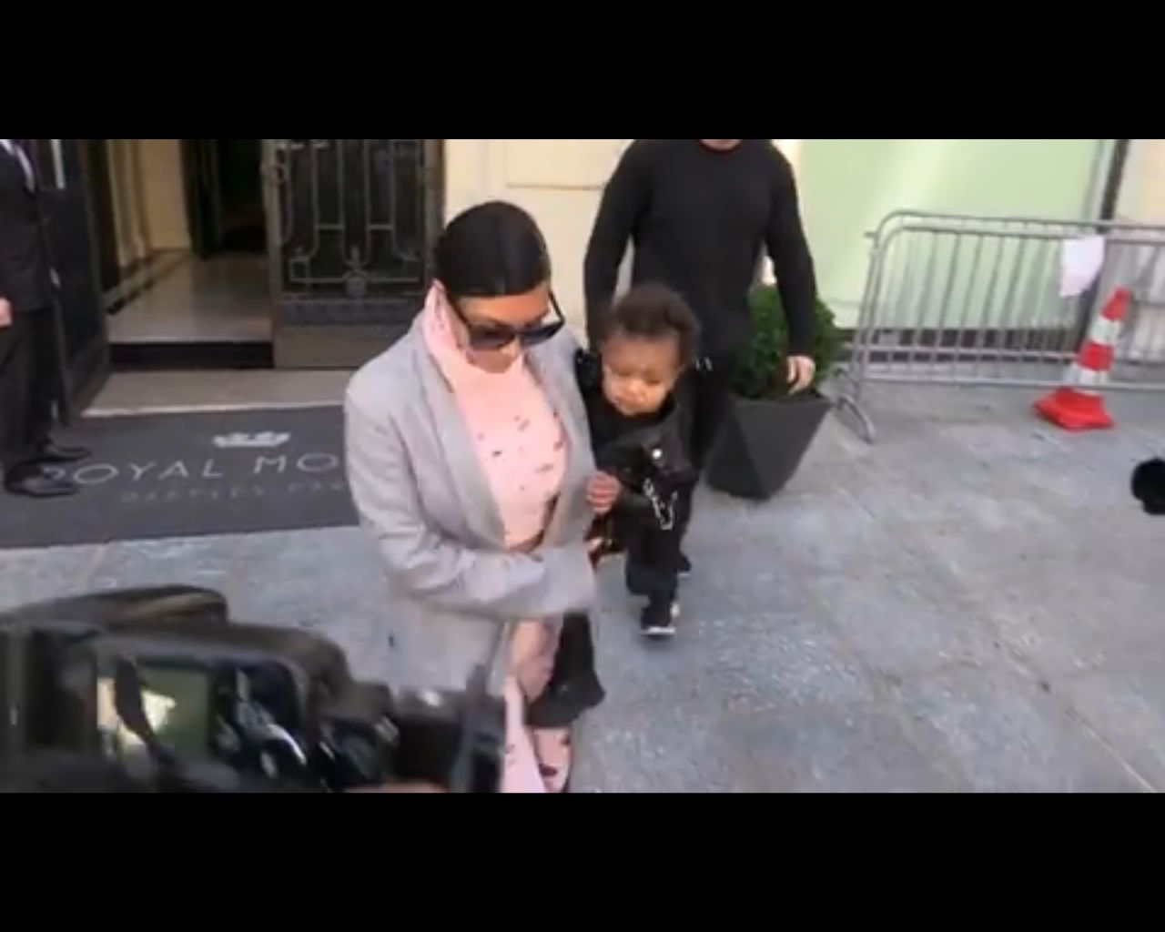 Kim tłumaczy: Nie zapomniałam Nori z hotelu!