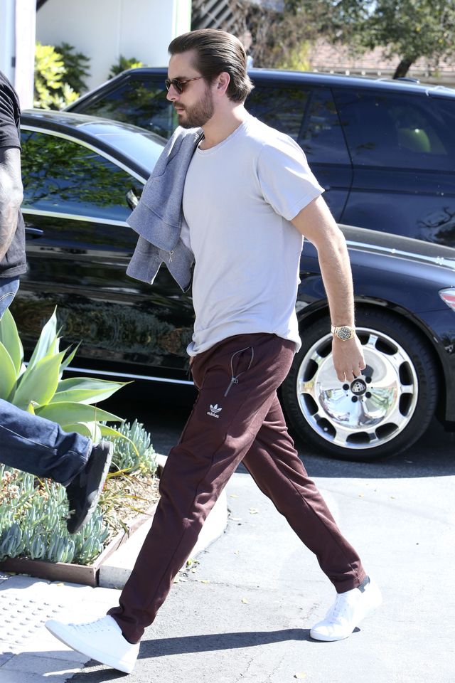 Ofiara mody w plastikowych kozakach i futrze - inni chodzą w T-shirtach (FOTO)