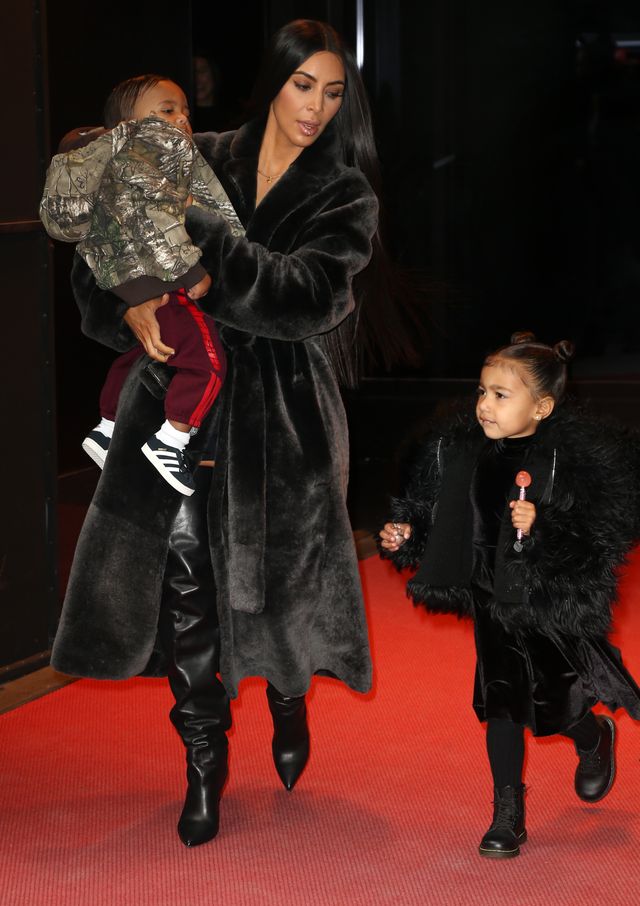 Kim Kardashian w futrze lansuje się w Nowym Jorku (FOTO) Kim Kardashian w futrze lansuje się w Nowym Jorku (FOTO)