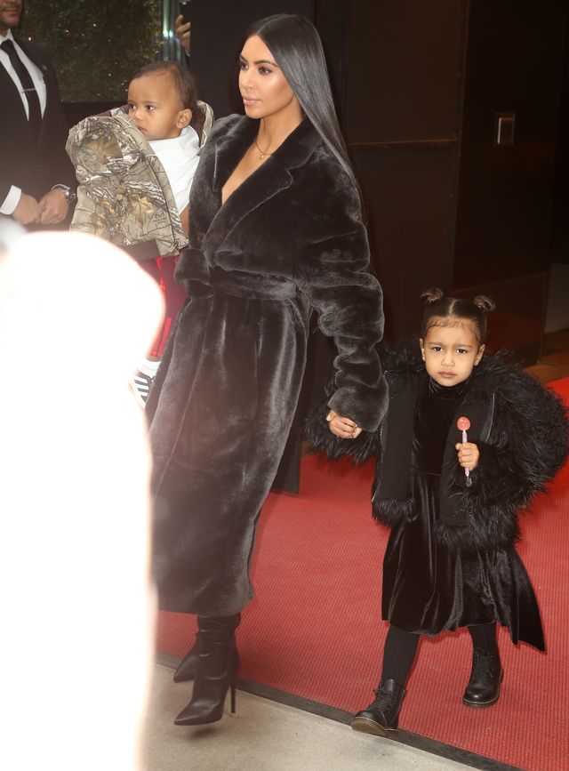 Kim Kardashian w futrze lansuje się w Nowym Jorku (FOTO) Kim Kardashian w futrze lansuje się w Nowym Jorku (FOTO)