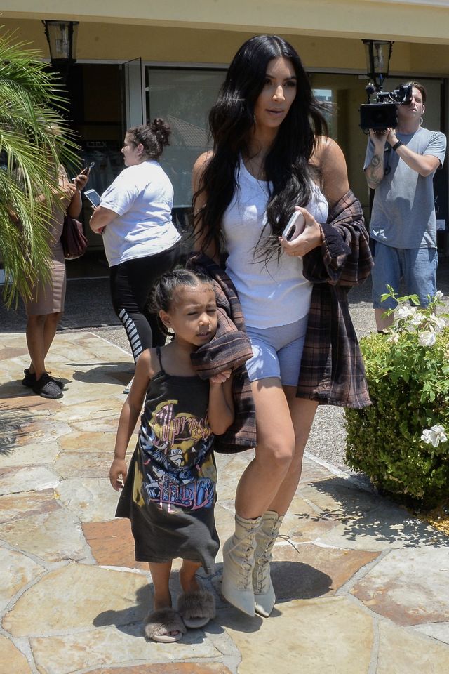 Kim Kardashian w koszuli Kanye i seksownych botkach (ZDJĘCIA)