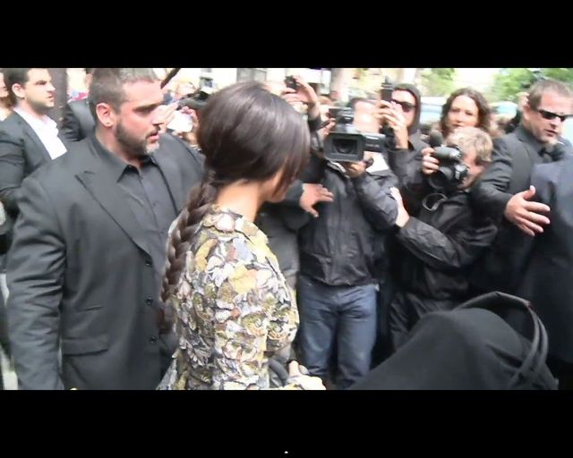 Co czuje Nori, gdy mama zakrywa ją czarnym kocykiem? [VIDEO]