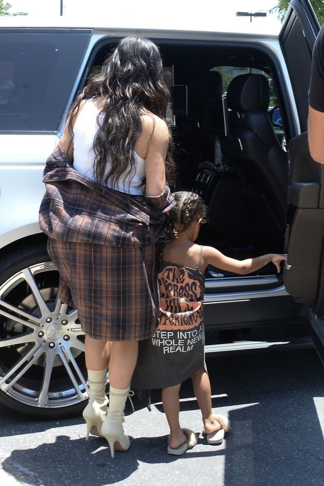 Kim Kardashian w koszuli Kanye i seksownych botkach (ZDJĘCIA)