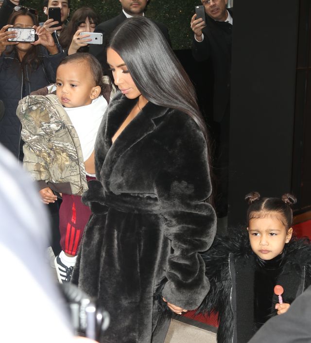 Kim Kardashian w futrze lansuje się w Nowym Jorku (FOTO) Kim Kardashian w futrze lansuje się w Nowym Jorku (FOTO)