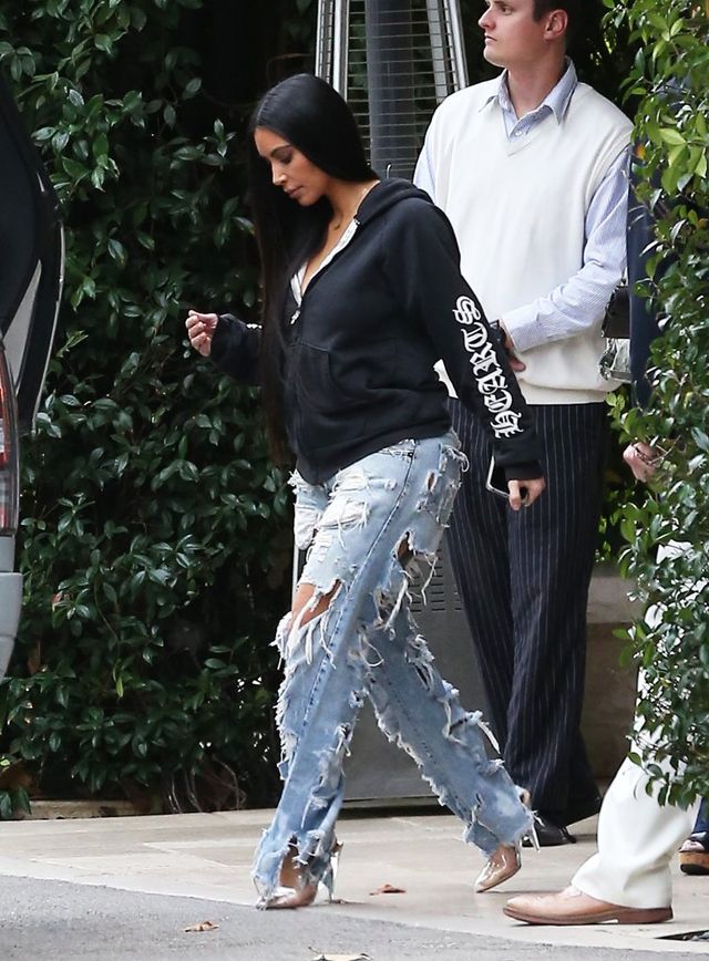 Kim Kardashian w czarnej bluzie i podartych dżinsach - znów z paparazzi