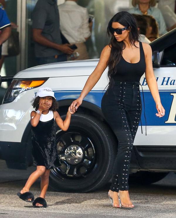 Kim Kardashian NAPADNIĘTA i OBRABOWANA w rezydencji w Paryżu!