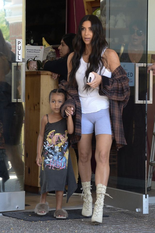 Kim Kardashian w koszuli Kanye i seksownych botkach (ZDJĘCIA)