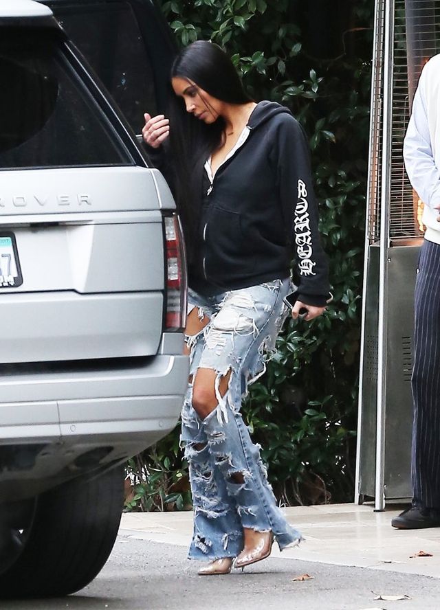 Kim Kardashian w czarnej bluzie i podartych dżinsach - znów z paparazzi