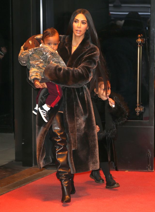 Kim Kardashian w futrze lansuje się w Nowym Jorku (FOTO) Kim Kardashian w futrze lansuje się w Nowym Jorku (FOTO)