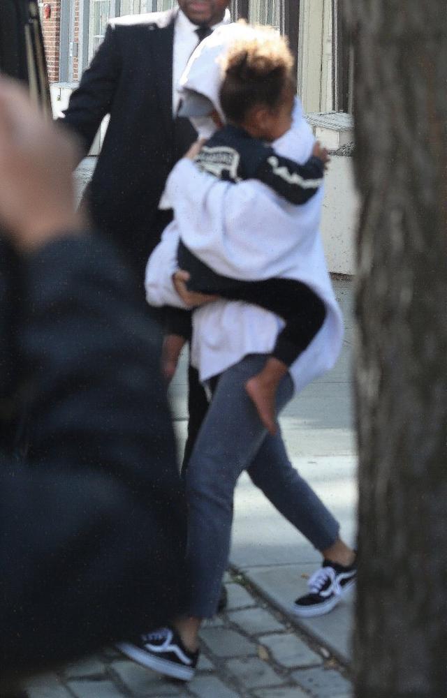 Zastraszona? Kim Kardashian JESZCZE NIGDY nie wyszła na ulicę w takim stroju