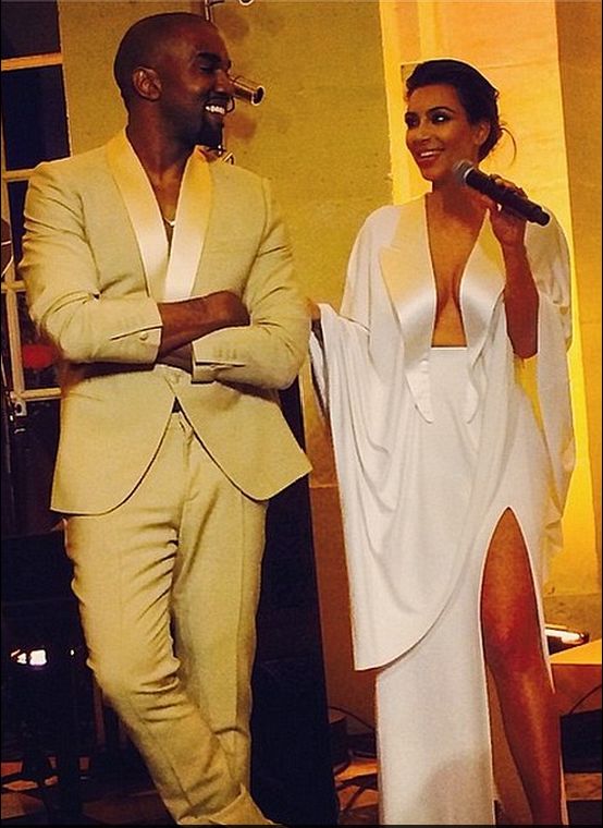 Pierwsze zdjęcia ze ślubu Kim Kardashian (FOTO+VIDEO) Pierwsze zdjęcia ze ślubu Kim Kardashian (FOTO+VIDEO)