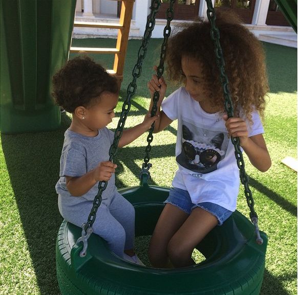 Kiedy mama zajmuje się swoim makijażem, mała North West... 