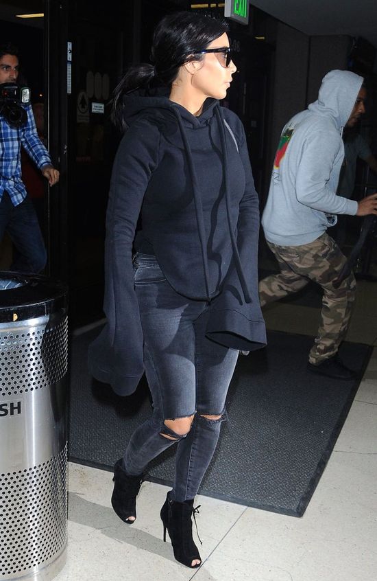 Kim Kardashian zdjęła buty na lotnisku i... (FOTO)