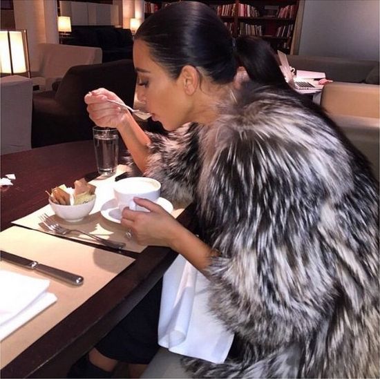 Nie uwierzycie, co pija na śniadania Kim Kardashian (FOTO)