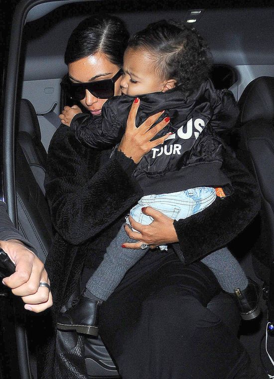 Mała North West już promuje swojego tatę (FOTO)