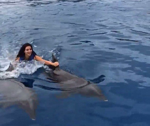 Kim Kardashian postanowiła popływać z delfinami (FOTO)