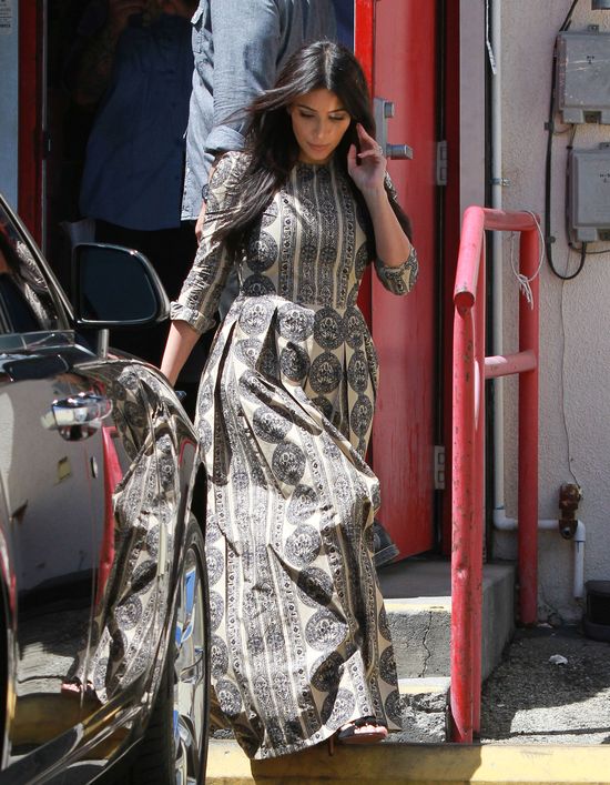 Kim Kardashian w sukni jak z zasłony (FOTO)