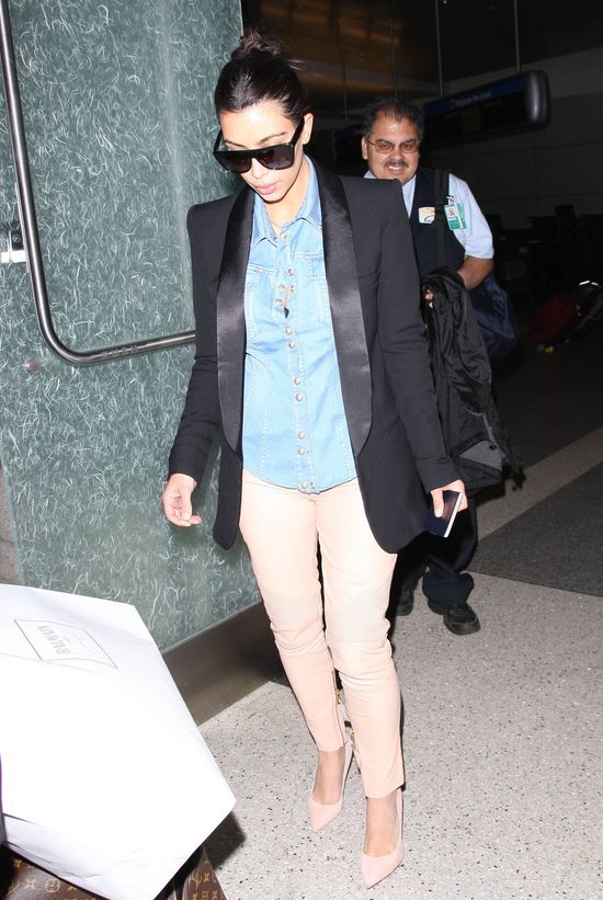 Włosy Kim Kardashian wciąż wypadają garściami? (FOTO)