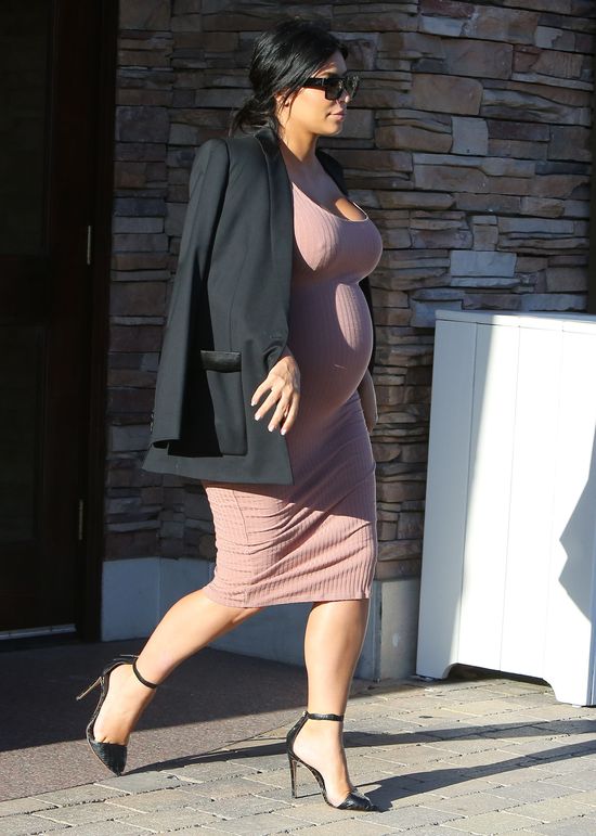 OMG! Obcasy nie wytrzymują pod naporem ciężarnej Kim!