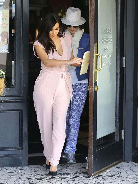 Zmęczona Kim Kardashian z babcią na lunchu (FOTO)